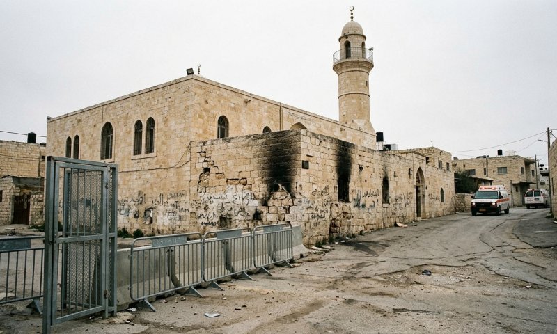 פורעים יהודים הציתו מסגד בשומרון ואיימו על עיתונאי ושגריר ארה"ב