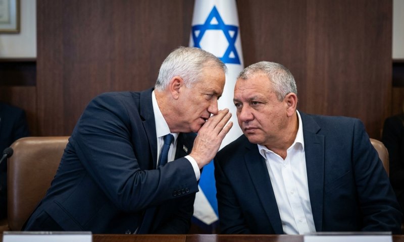 סקרי המנדטים: איזנקוט עוקף את בנט, נתניהו משיג 63 בערוץ 14