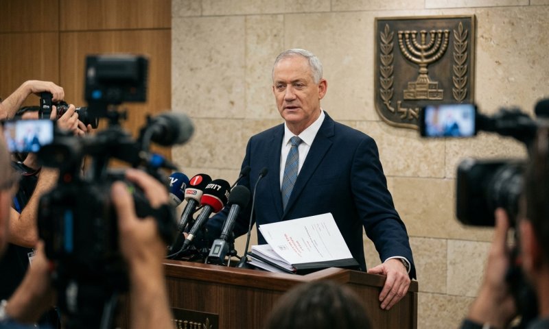 ליברמן וגנץ מתקרבים: מפגש ממושך והנחיה לצוותים להעמיק שיתוף פעולה