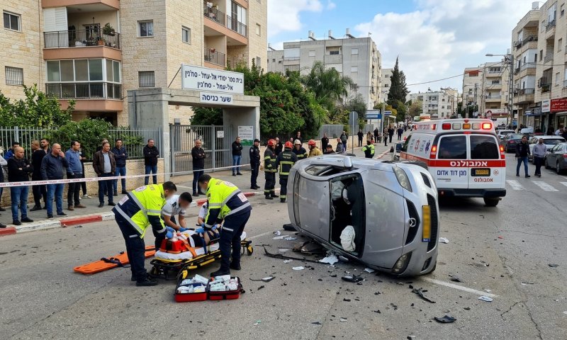 רכב התהפך ופגע בתחנת אוטובוס בסחנין: 10 נפצעו, שלושה קשה