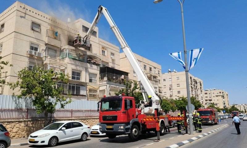 שריפה בבניין חמש קומות בביתר עילית - כוחות כיבוי סורקים אחר לכודים