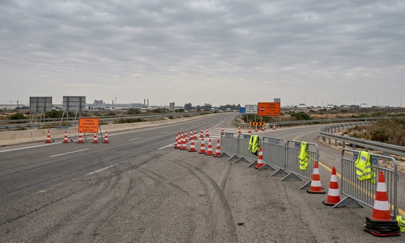 הפגנת החרדים בכביש 4 גלשה לאלימות: שוטר נפצע בראשו, שניים נעצרו