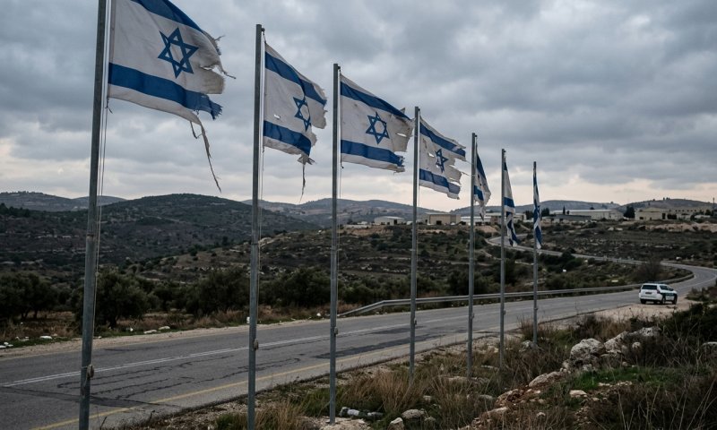 דגלי ישראל הושחתו בכיכר סמוך ליישוב עטרת בבנימין
