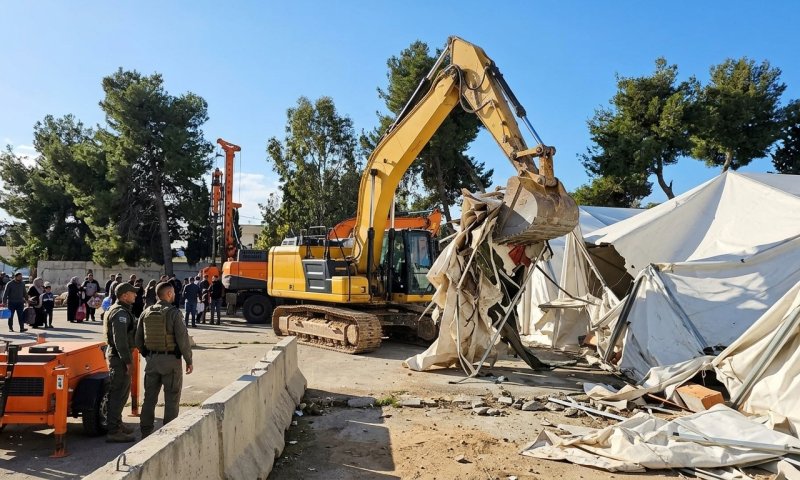 במסגרת חוק אונר"א: המשטרה החלה בהריסת מתחם הארגון בכפר עקב