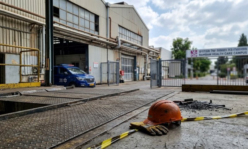 תאונת עבודה בקריות: פועל נפל לבור במפעל ונפצע קשה