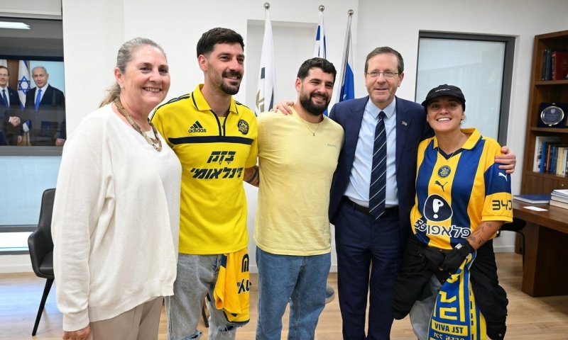 הרצוג קיבל בבית הנשיא את שורדי השבי מכפר עזה לחגיגת גביע המדינה