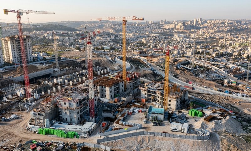 קרוב ל-90 אלף דירות לא נמכרות, אבל מניות הנדל"ן מזנקות