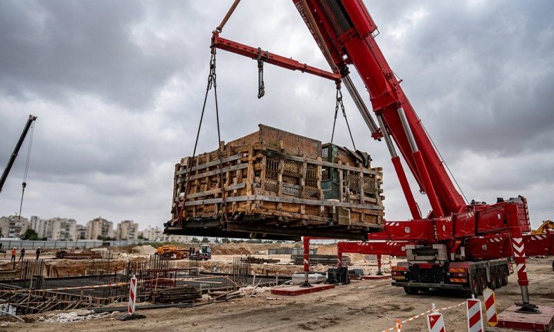 מבצע נדיר בקריית גת: מנוף הרים באוויר מקווה בן 2,000 שנה