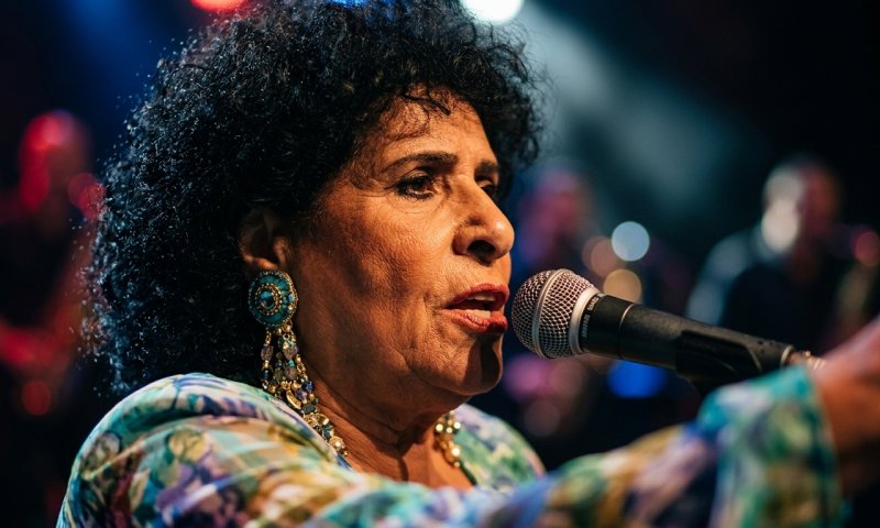 התפקיד הראשון של גל דה פז בתיאטרון: תגלם את שושנה דמארי