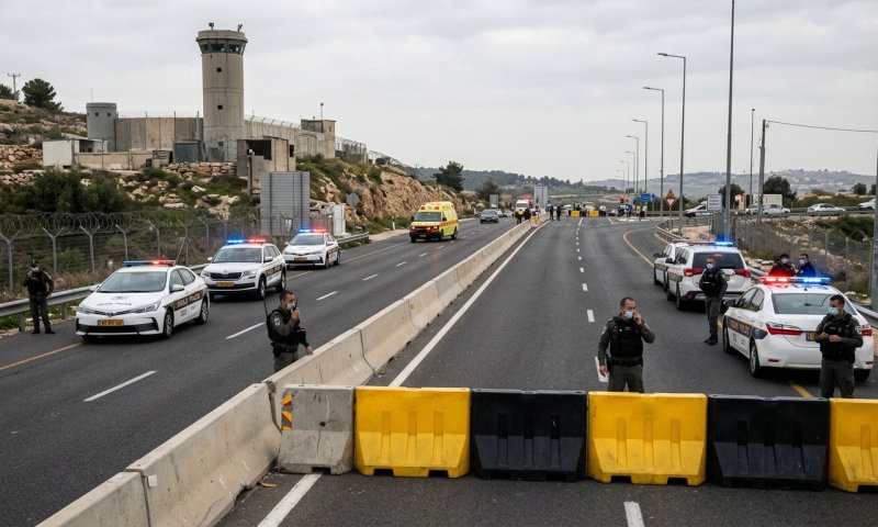 נסע ברכב גנוב, ניסה לדרוס שוטרים - ונורה במעבר חשמונאים