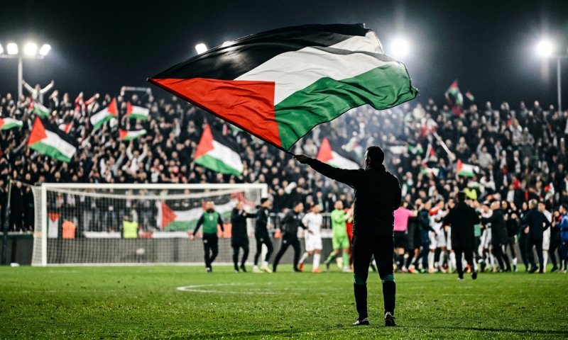 סערה במונדיאל: מאמן מצרים חגג ניצחון היסטורי עם דגל פלסטין