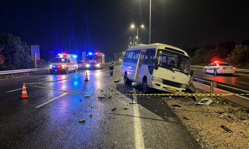 9 פצועים בהתהפכות מיניבוס סמוך לשריגים, בהם אחד במצב קשה