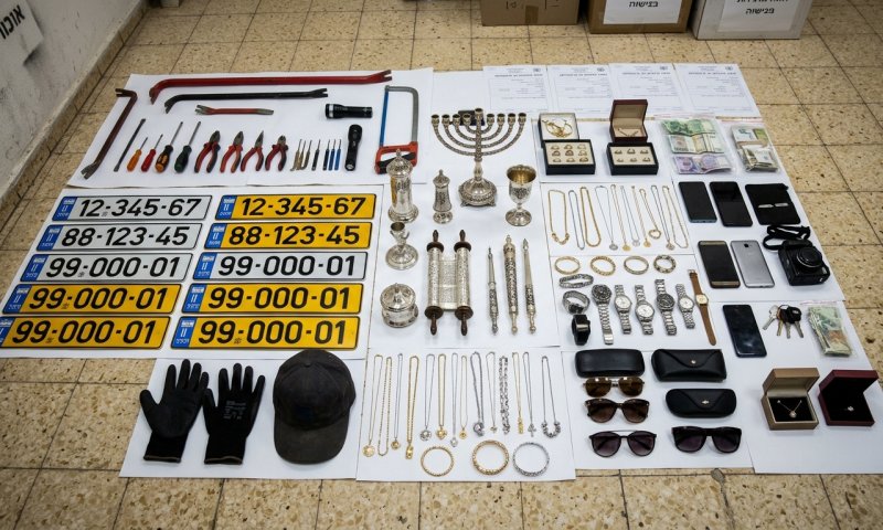 שלושה שוהים בלתי חוקיים נעצרו ברמות אחרי פריצה לדירה