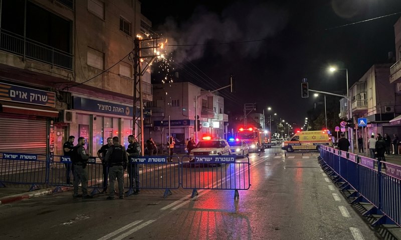 בהלה בחדרה: עמוד חשמל התפוצץ ועלה באש במרכז העיר
