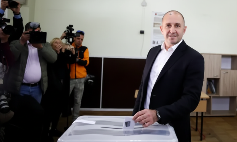 ראדב מנצח בבחירות בבולגריה בפער גדול, פרו-רוסי מוביל בקולות