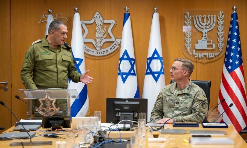 הרמטכ"ל זמיר העניק אות הוקרה למפקד הכוח האמריקני שפעל בישראל