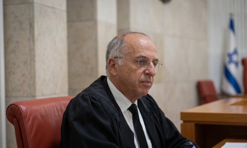 השופט סולברג הורה לליכוד: הסירו מיד את השלטים עם עבאס וטיבי