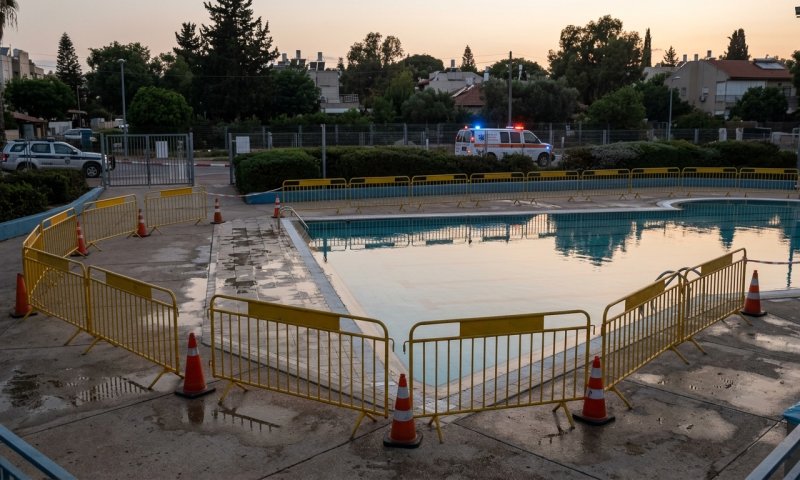 רחובות: נער בן 16 טבע בבריכה ציבורית, מצבו קשה
