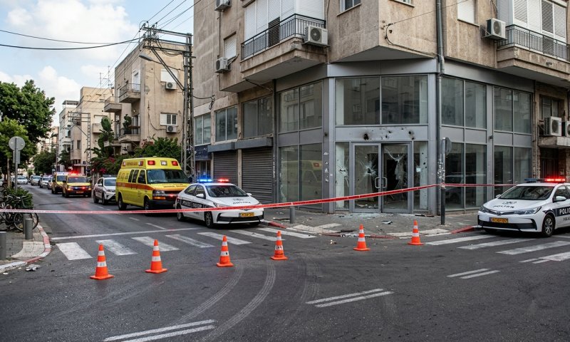 רעול פנים ניפץ את דלת הכניסה למערכת עיתון "הארץ"
