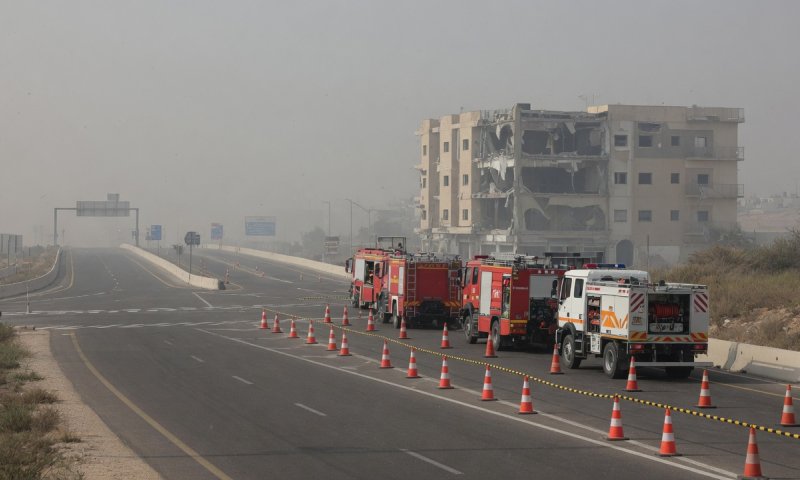 שריפה בבאר שבע: לוחמי האש חילצו שני לכודים מדירה בוערת