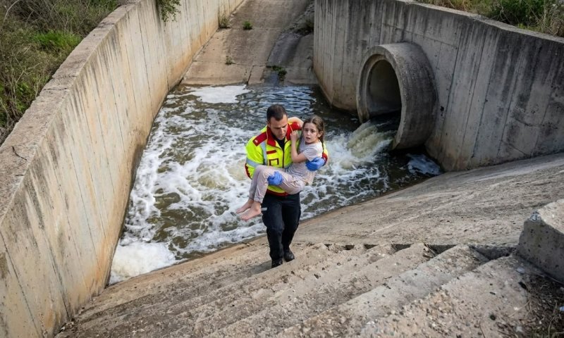 נמנע אסון בנחל יבנה: חובש קפץ למים ושלף ילד בן 8 מהזרם