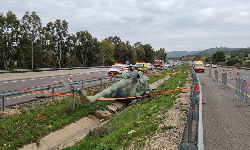רוסיה: מסוק צבאי נחת בחירום על כביש והתהפך לתעלה