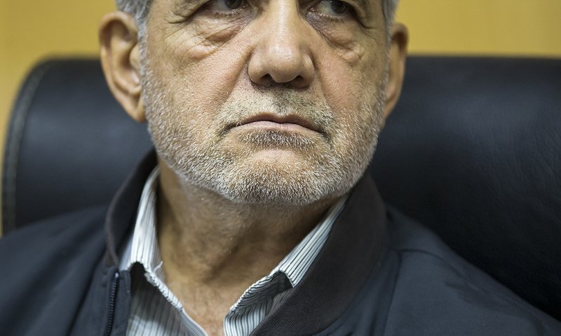 פזשכיאן חושף: "נפגשתי עם חמינאי" - הופעתו הראשונה מאז נפצע בתקיפה