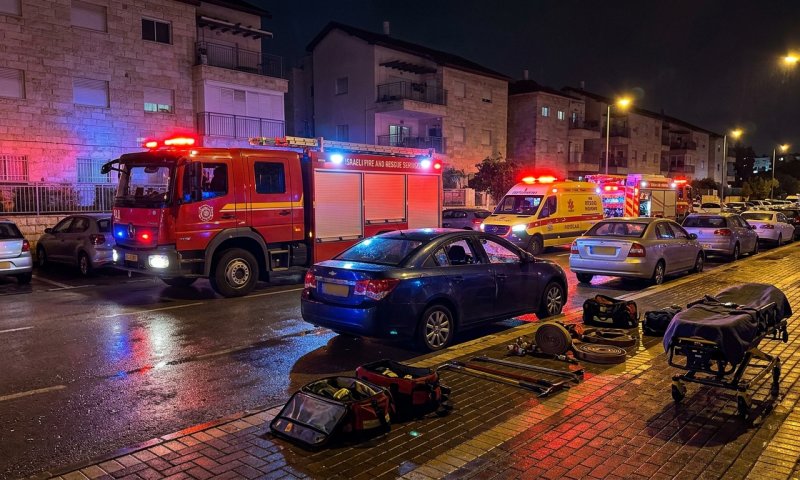 "אדומה וכמעט ללא תגובה": תינוקת בת 3 חודשים חולצה מרכב נעול