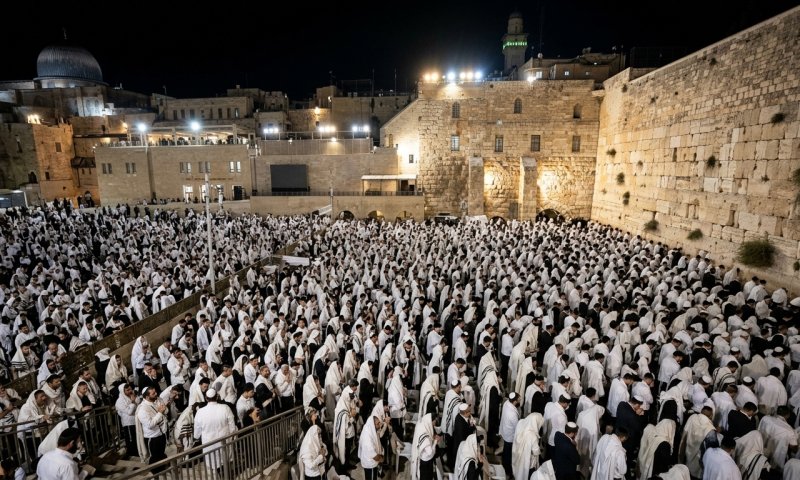 תפילת הסליחות בכותל: 100 אלף משתתפים ושידור לכיכר החטופים