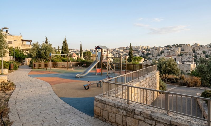 ילדה בת 6 נפלה מחומה בגן שעשועים בירושלים ונפצעה בינוני