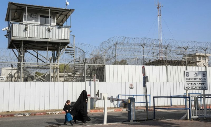 עוזר רב בכלא ניצן נעצר: חשוד שהבריח שעונים ודיסקים לאסיר תמורת שוחד