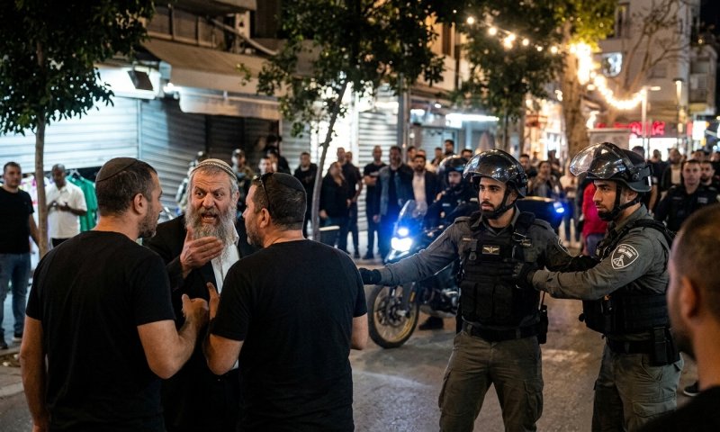 מרדכי דוד עוכב בדרום תל אביב לאחר מחאה שהידרדרה לעימותים