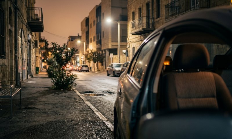אישום: שלושה צעירים ניסו לשדוד נהג מונית וחנקו אותו בנסיעה