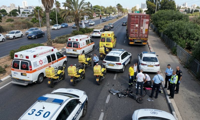 נער בן 17 נפגע ממשאית בנתניה בזמן רכיבה על קורקינט חשמלי