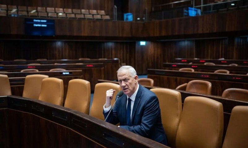 כחול לבן נגד לפיד: "עודד סרבנות, אין לו מקום בחיים הציבוריים"