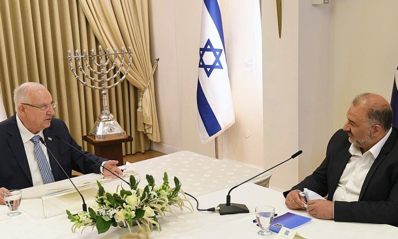 תלונה במשטרה נגד מנסור עבאס: תועד בטורקיה לצד בכירי חמאס