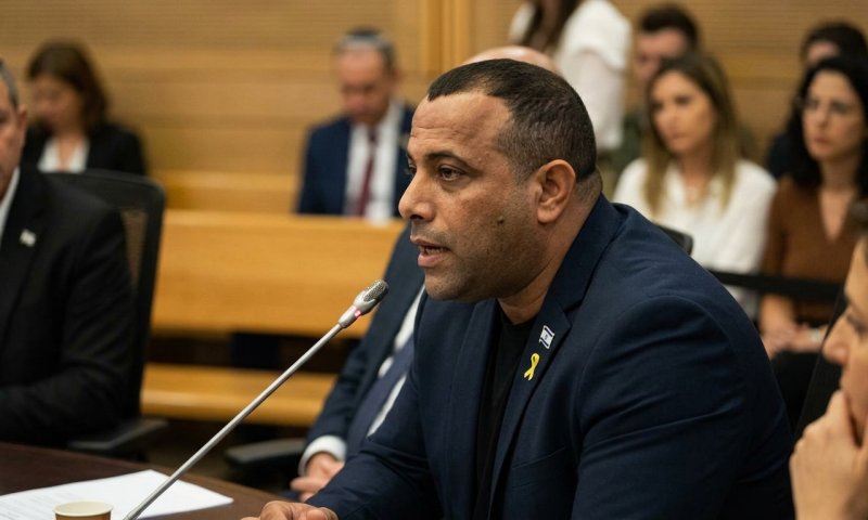 המגעים עם בנט כשלו: אביר קארה הודיע שלא יתמודד לכנסת