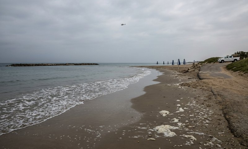 דרמה בחוף פלמחים: נער נסחף לים ונעדר, שני חבריו חולצו
