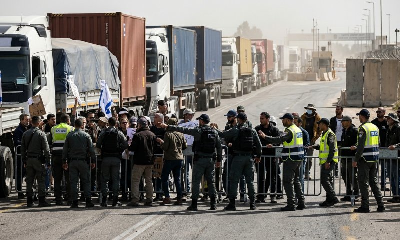 ח"כ מלינובסקי חסמה משאיות סיוע לעזה בכרם שלום - ופונתה