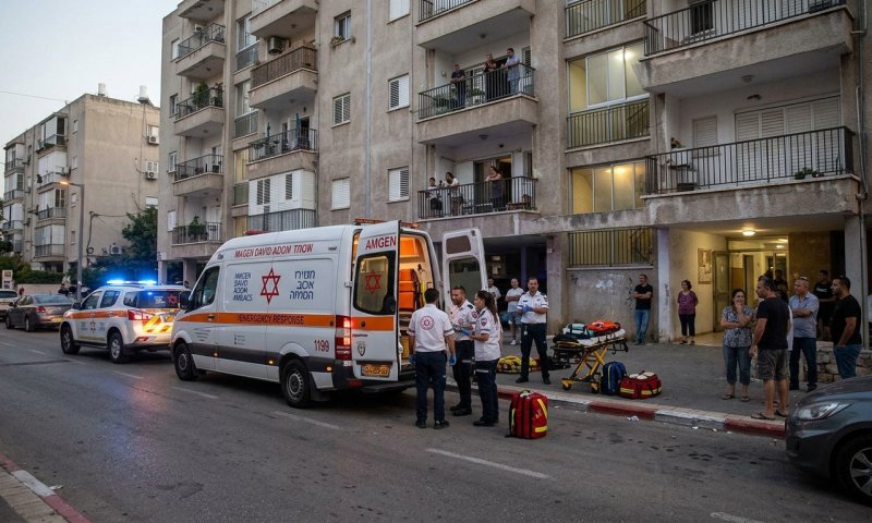 חולון: ילדה בת 11 נפלה ממספר קומות בחדר מדרגות - מצבה קשה