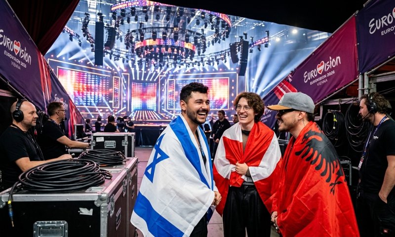 נועם בתן צולם עם נציגי דנמרק ואלבניה מאחורי הקלעים של אירוויזיון