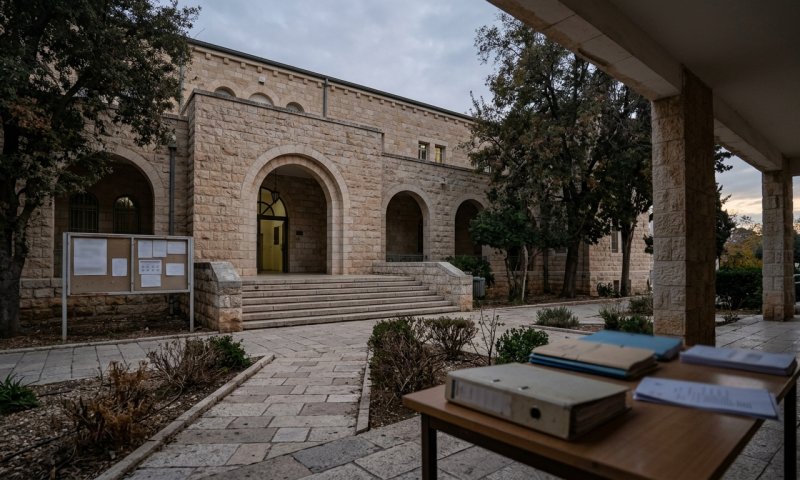 קצינת שב"ס נחקרת בחשד לרומן עם אחיו של הנאשם ברצח בניהו רזי
