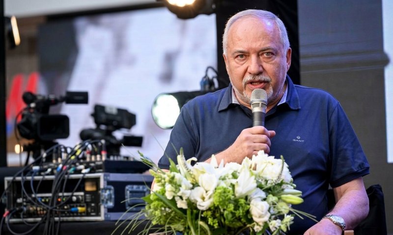 ליברמן: "איזנקוט הוא גנץ 2, חותר לממשלה עם נתניהו"