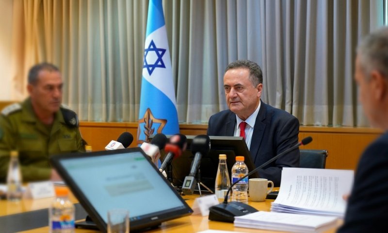 בהלוויה באיראן: המשתתפים ירו אבנים על תמונת טראמפ וקראו "אמריקה - השטן הגדול"