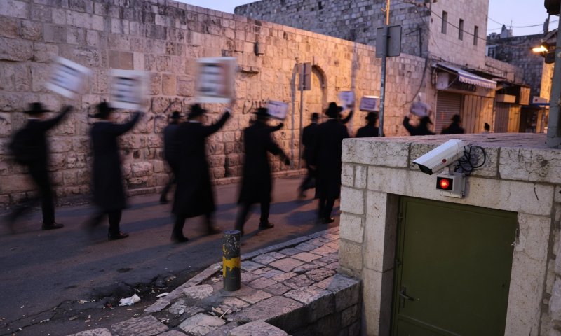 חרדים הפגינו מול בית מנכ"לית נשות הכותל: "חוששת לחיי"