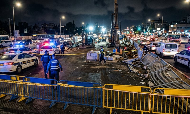 נתפסו "על חם": שניים נעצרו בחשד להשחתת אתר הרכבת הקלה בבירה