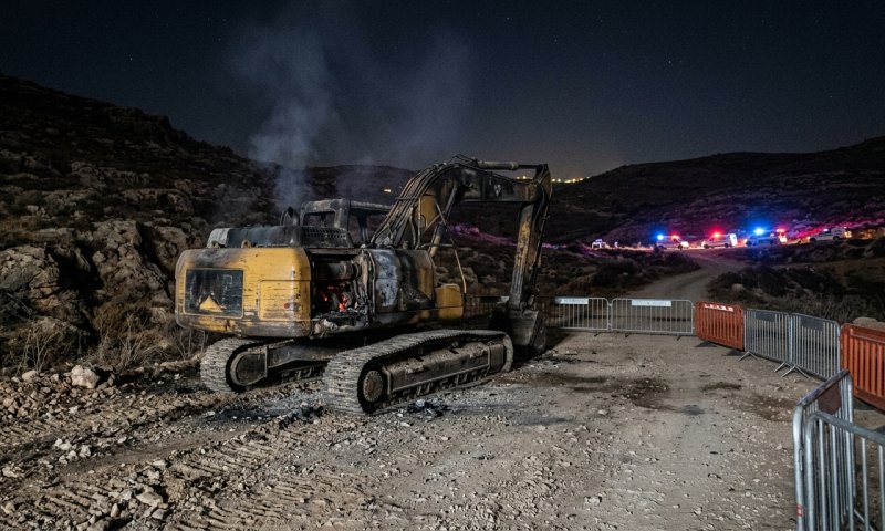 הצתה וכתובות איום: אלמונים שרפו ציוד הנדסי בדרום הר חברון