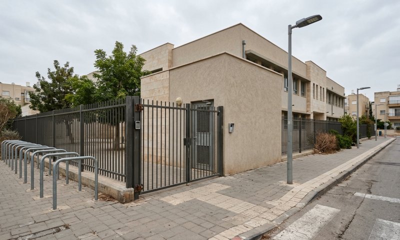 תיעוד: חשוד חטף אקדח ממאבטח בית ספר בגבעת שמואל ונמלט בקורקינט