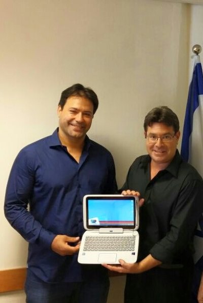 אופיר אקוניס