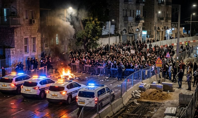 חרדים קיצונים עקרו גדרות והציתו אש באתר הרכבת הקלה